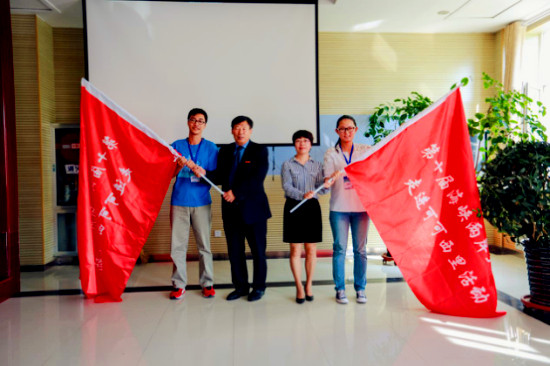 青海省台办副主任应秀丽、bat365在线平台登录副校长崔巍进行授旗_副本.jpg