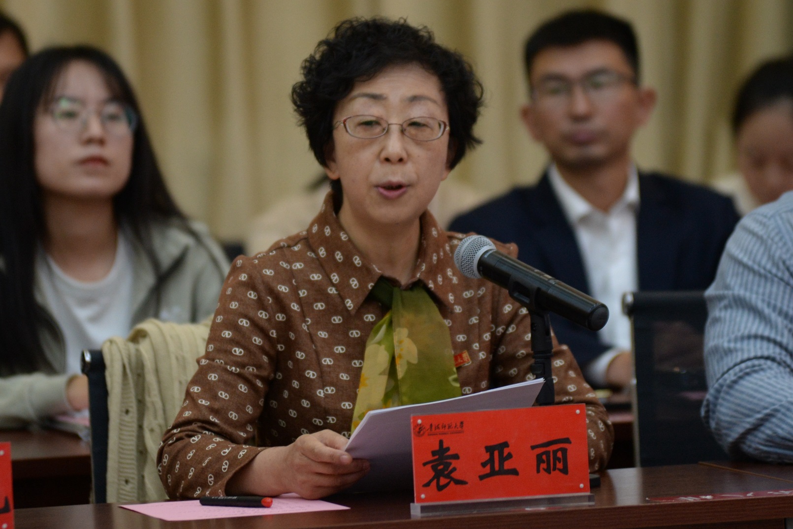 图3 老教师代表袁亚丽发言.JPG
