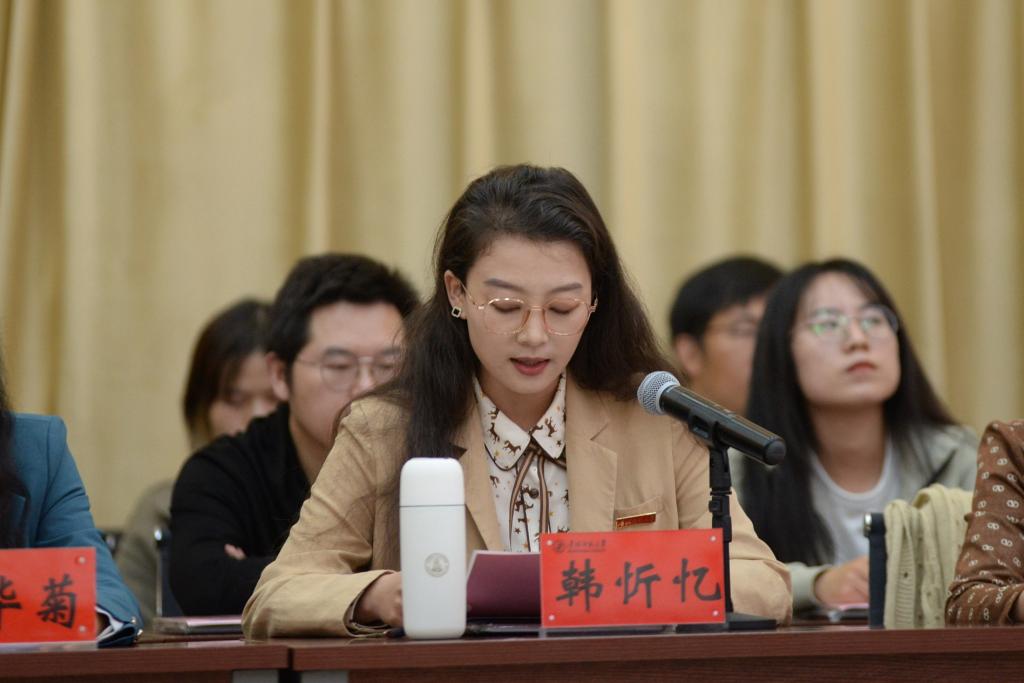 图4 新入职教师代表韩忻忆发言.JPG