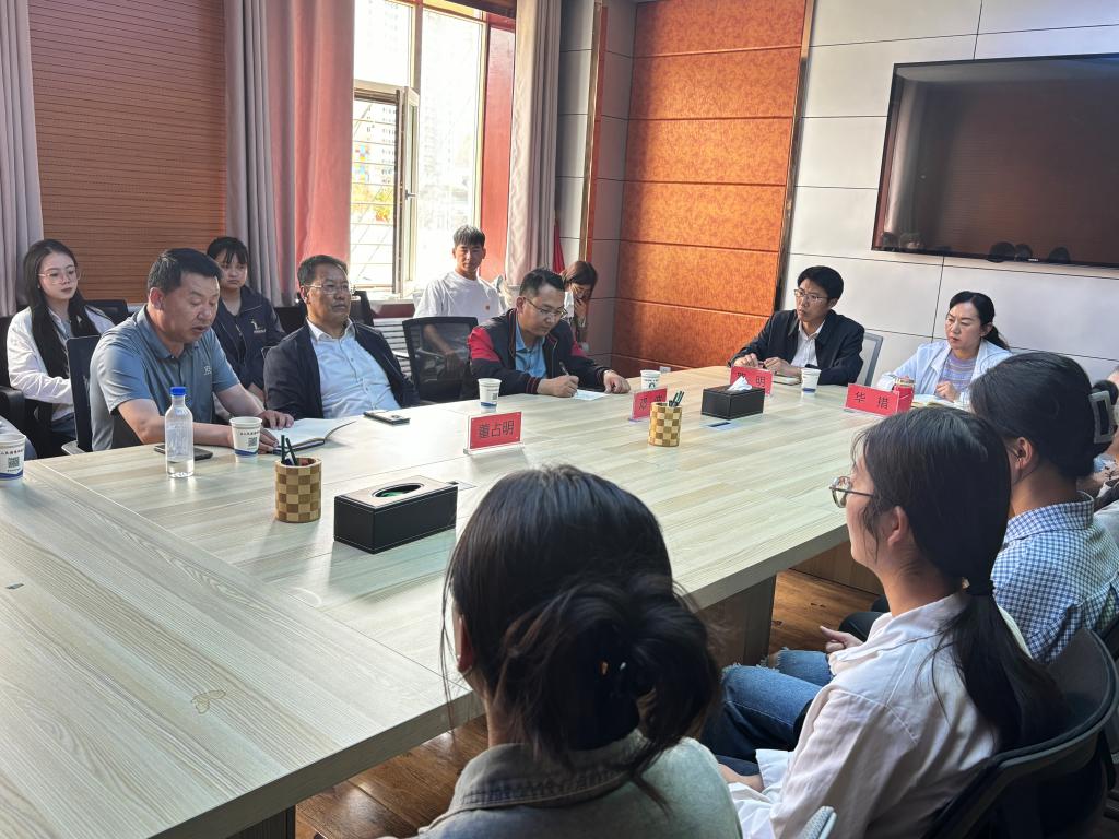 董校长慰问实习生3.jpg 董校长慰问实习生3.jpg