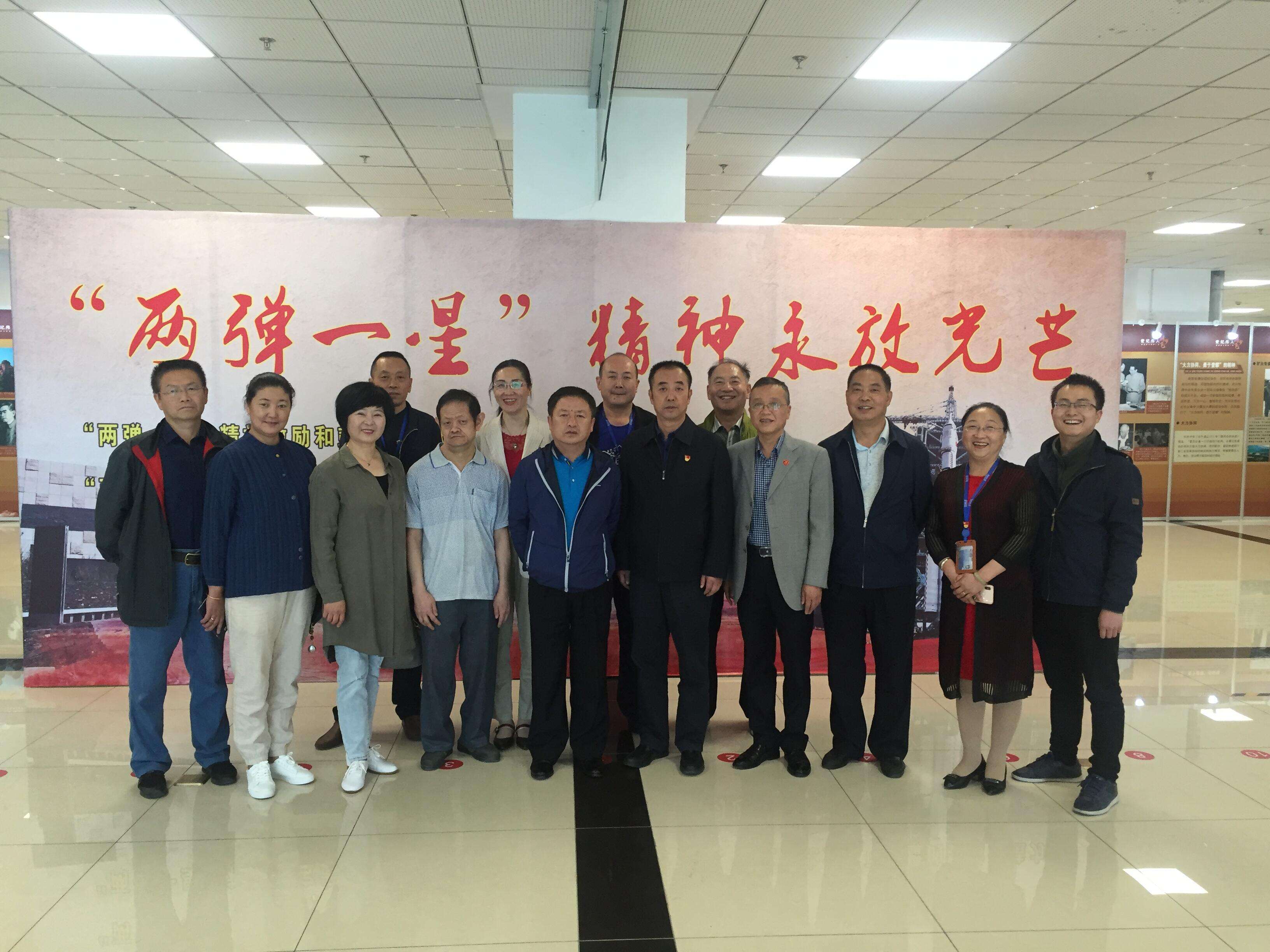 参观“两弹一星”图片展 (2).jpg