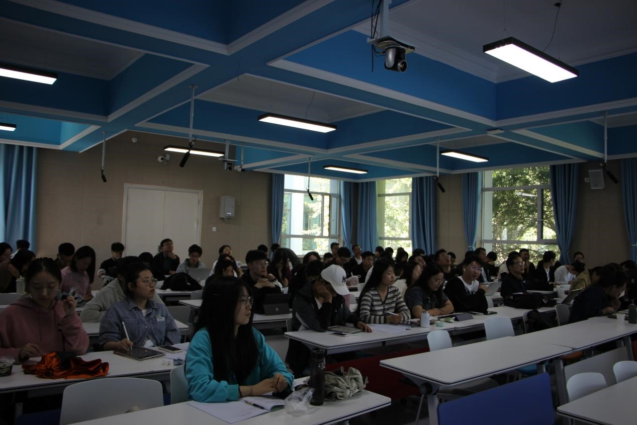 3.365官网师生在讲座现场.jpg 3.365官网师生在讲座现场.jpg